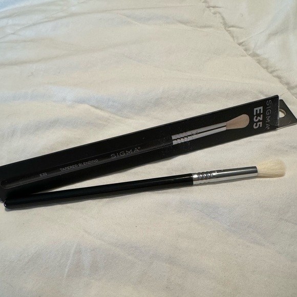 Sigma E35 Tapered Blending Brush - Picture 1 of 4